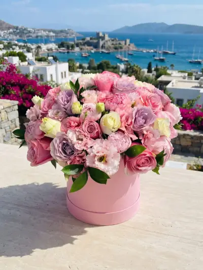 Pembe Kutuda Karışık Taze Çiçekler