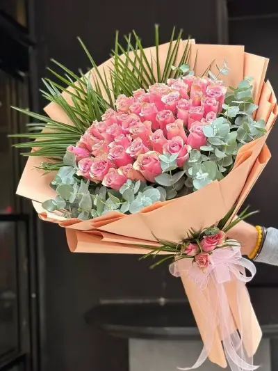 Palmiye Yapraklı Pembe Gül Buketi