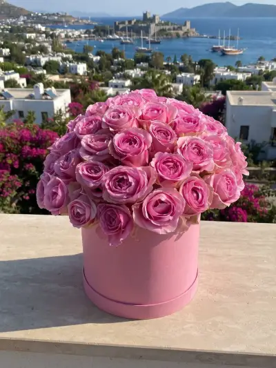 Pembe Silindir Kutuda Mor ve Pembe Güller