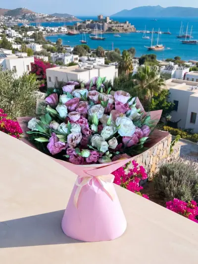 Pembe Kutuda Mor Kır Çiçekleri Tasarımı