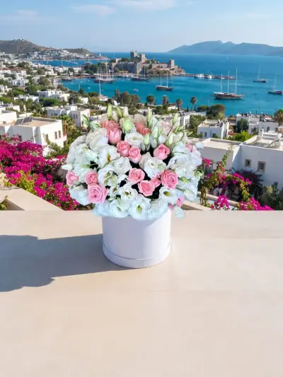Pembe Kutuda Mor ve Beyaz Çiçekler